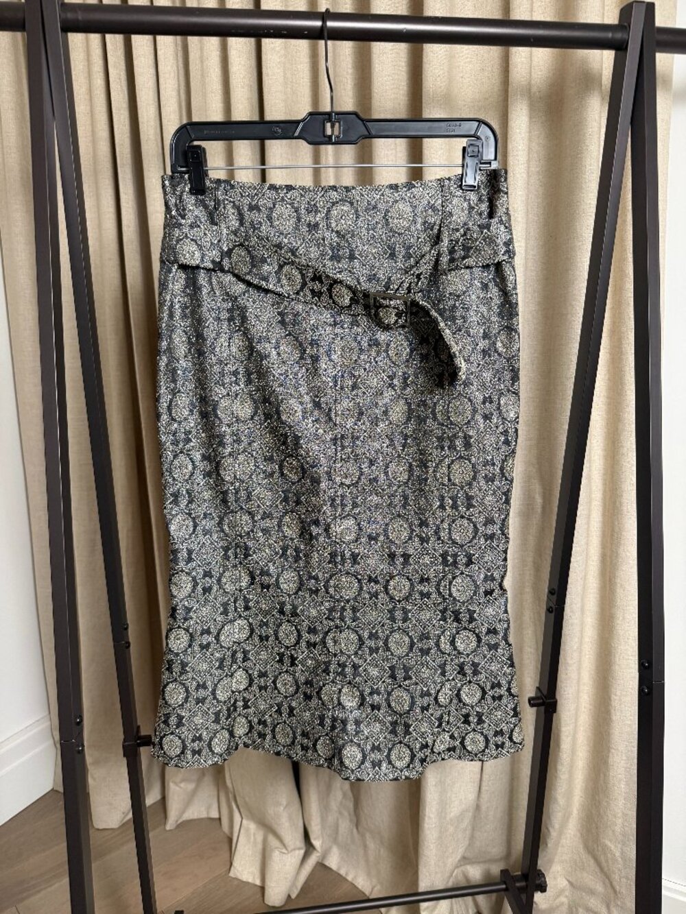 Karen Millen | Size 6 | Fluted Skirt in Black and Gold Brocade